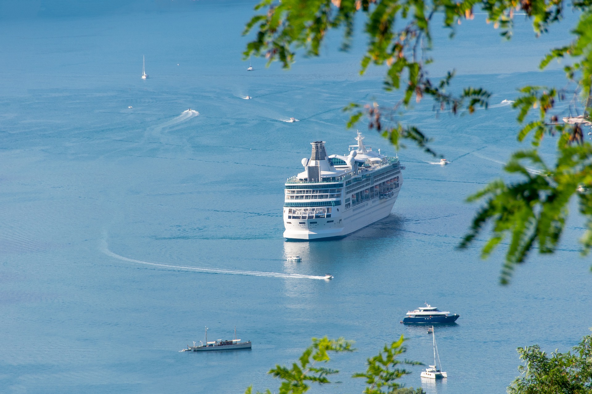traghetto bianco in mare.jpg